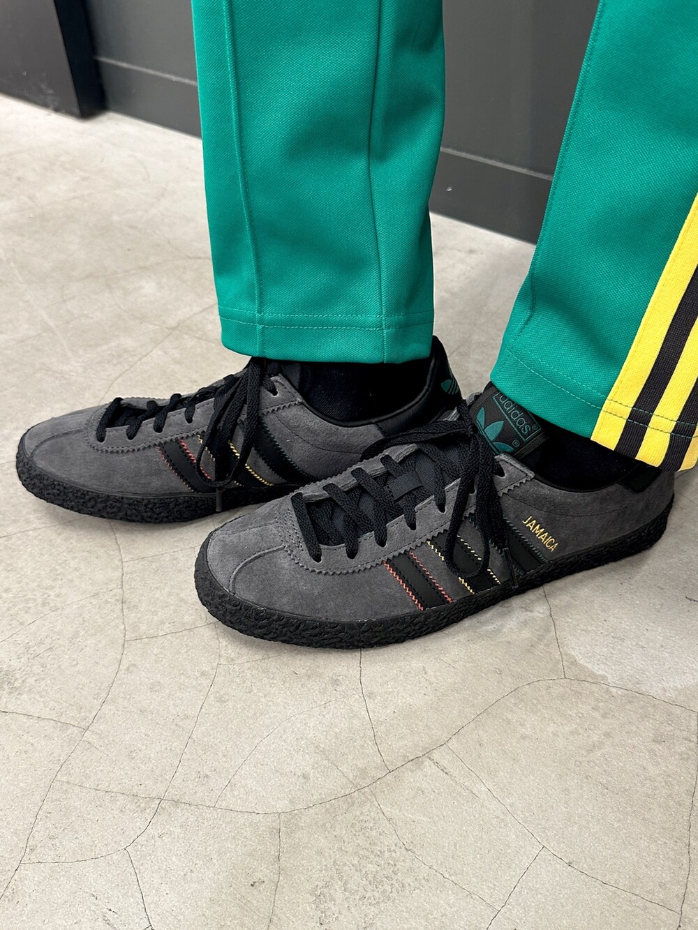 グリーン系のジャージ、グリーン系のスウェットパンツ、グレー系のスニーカーを着用したメンズの冬コーディネートの4枚目の写真