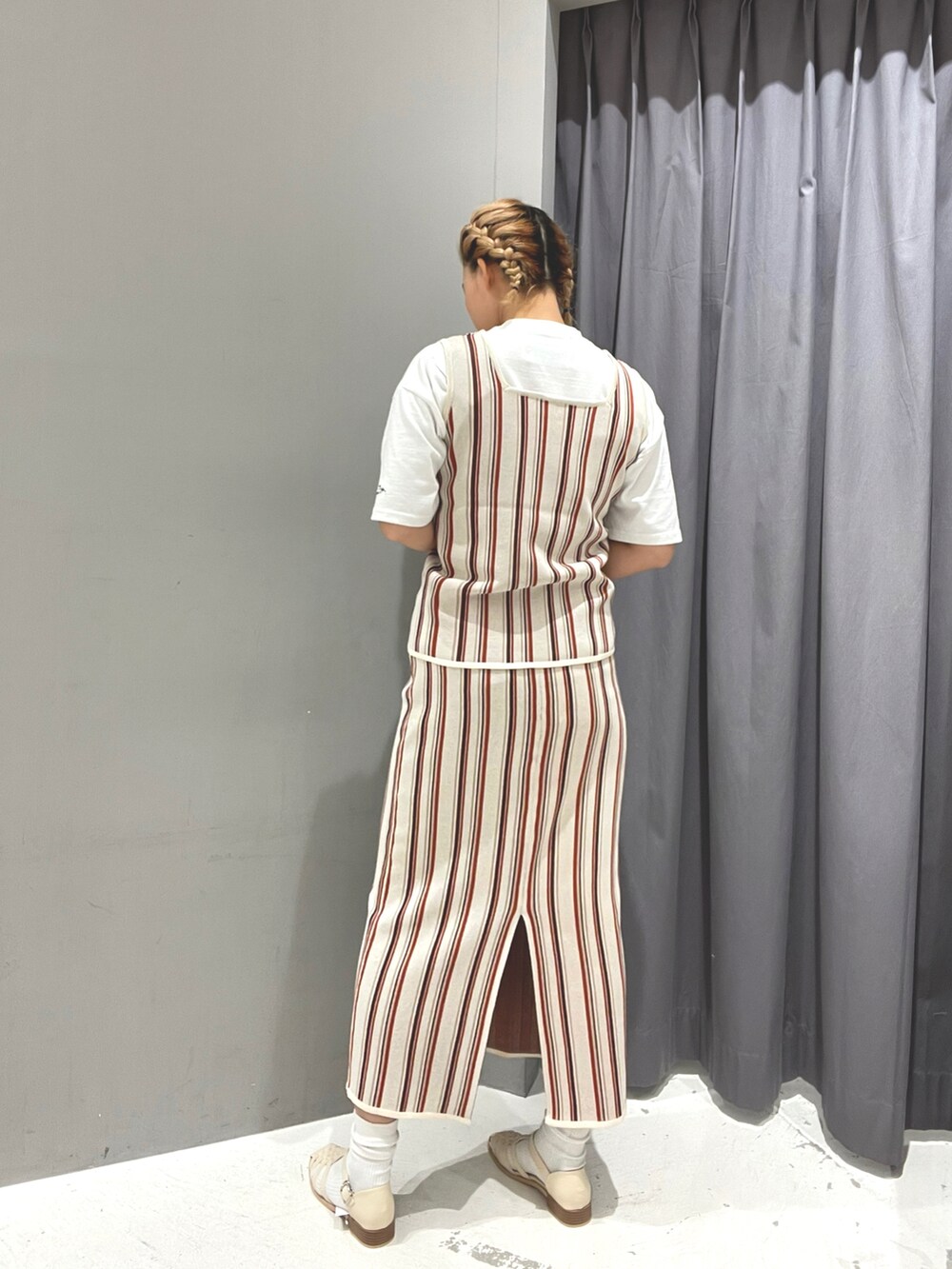 ホワイト系のスカート、ホワイト系のTシャツ/カットソー、ホワイト系のベストを着用したレディースの春コーディネートの3枚目の写真