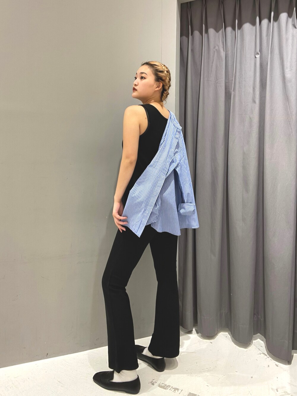 ブルー系のシャツ/ブラウス、ブラック系のその他パンツ、ブラック系のタンクトップを着用したレディースの春コーディネートの3枚目の写真