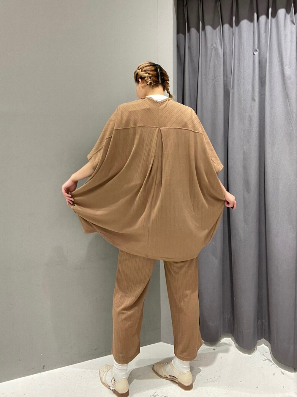 イエロー系のその他パンツ、イエロー系のカーディガン/ボレロ、ホワイト系のシューズを着用したレディースの春コーディネートの3枚目の写真