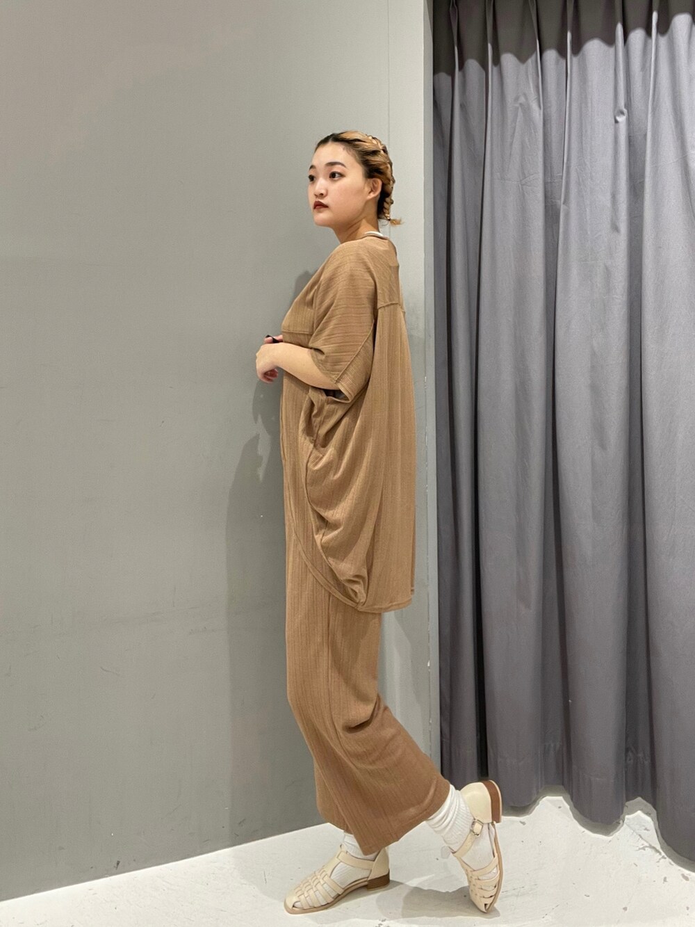 イエロー系のその他パンツ、イエロー系のカーディガン/ボレロ、ホワイト系のシューズを着用したレディースの春コーディネートの2枚目の写真