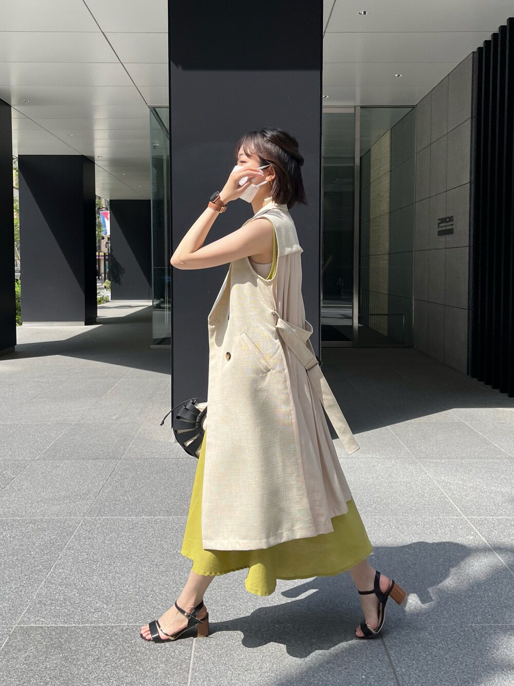 「ワンピース、ワンピースコーデ、ノースリーブワンピース、ライムグリーン、ジレ、ロングジレ、ジレコーデ、オトナ女子、高身長女子、高身長コーデ、168cm、骨格ナチュラル」｜「Chez toiの裾ティアードノースリワンピース（ワンピース、グリーン系）」を使った、karinさん（レディース・168cm）の夏コーディネートの2枚目の写真