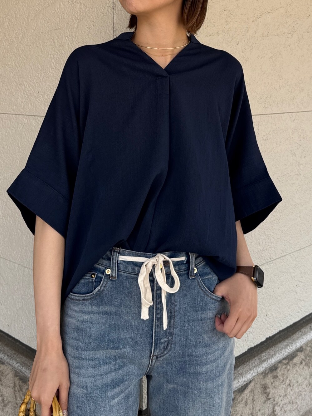 「サンダル、デートコーデ、きれいめカジュアル、デニム、夏コーデ、キレイめカジュアル、デニムパンツ、スキッパーブラウス、高身長女子、高身長コーデ」｜「Chez toiのリネンタッチ袖ターンバックブラウス（シャツ/ブラウス、ブルー系）」を使った、karinさん（レディース・168cm）の夏コーディネートの4枚目の写真