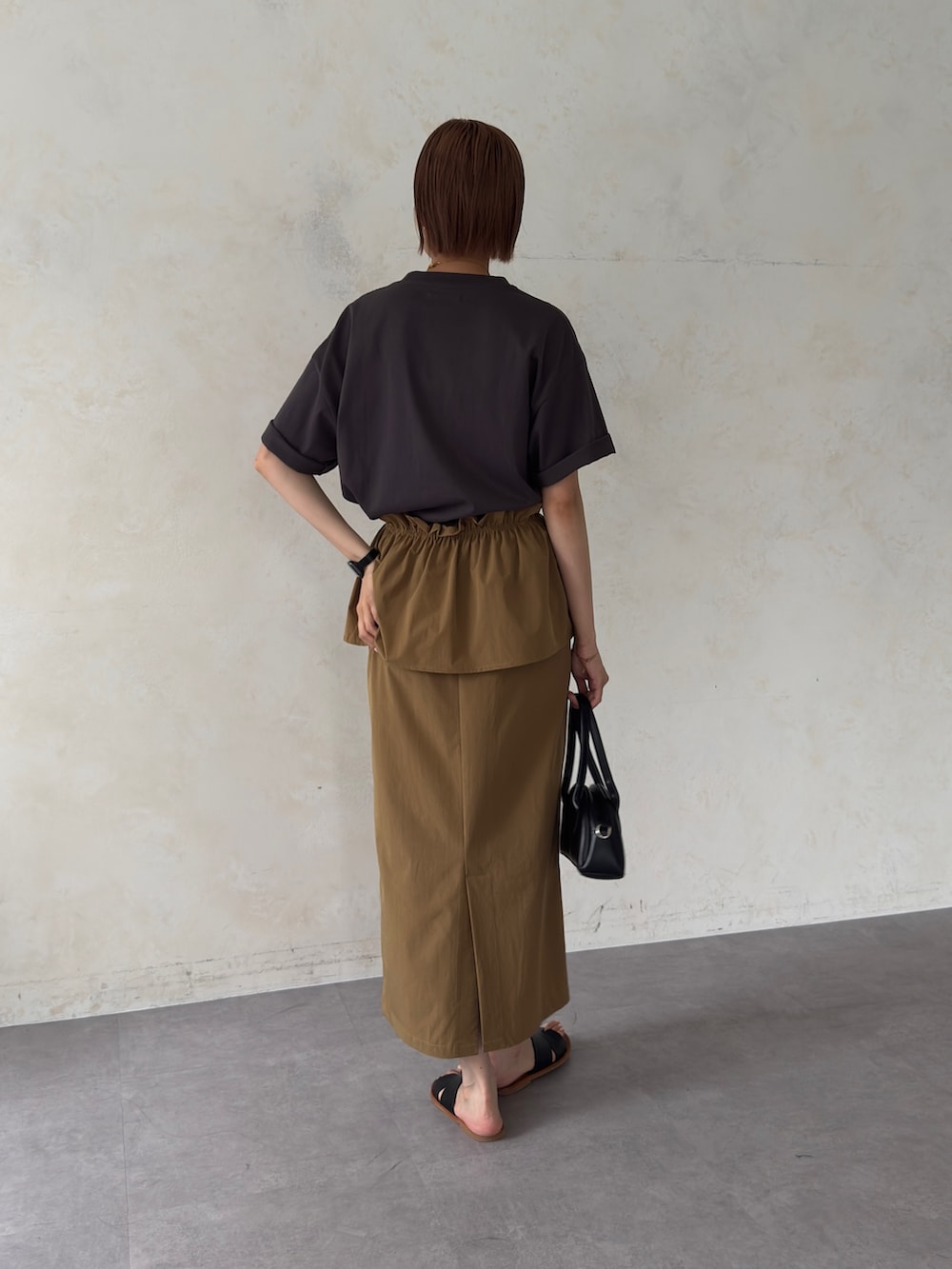 「シンプルコーデ、きれいめカジュアル、夏コーデ、お出かけコーデ、ナロースカート、セットアイテム、フォトT、高身長女子、高身長コーデ」｜「Chez toiの3WAYナロースカート（スカート、イエロー系）」を使った、karinさん（レディース・168cm）の夏コーディネートの2枚目の写真