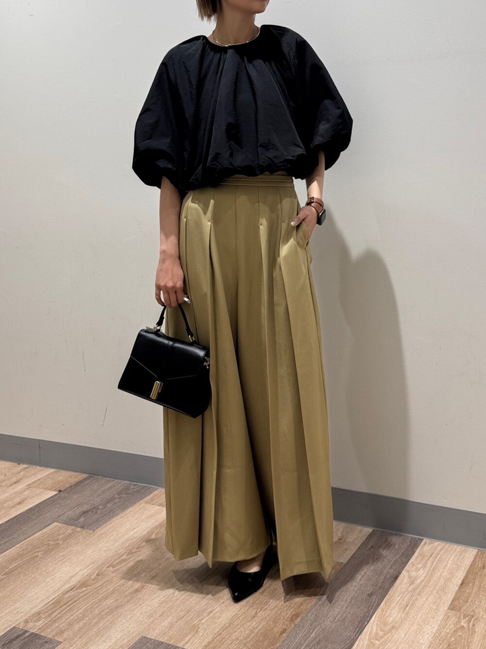 「お出かけコーデ、大人カジュアル、フレアパンツ、春夏コーデ、ブラウス、春服、サンダル」｜「Chez toiのメリージューンフラットシューズ（パンプス、ブラック系）」を使った、karinさん（レディース・168cm）の春コーディネートの3枚目の写真