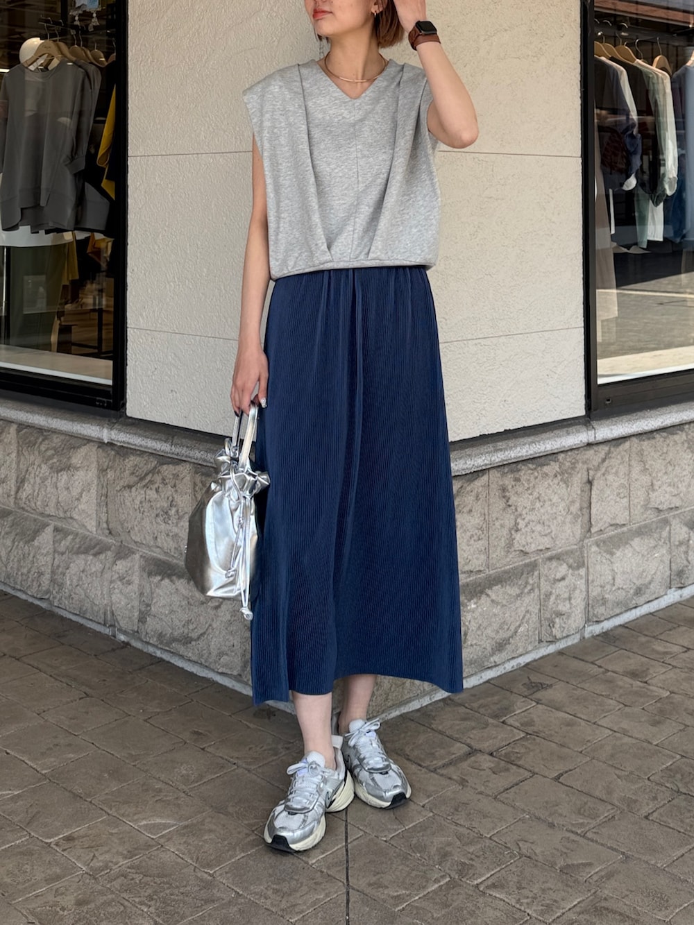 「休日スタイル、お出かけコーデ、大人カジュアル、春服コーデ、シンプルコーデ、大人コーデ、ゆるコーデ、大人女子、ナロースカート、スカートスタイル、スニーカー、スニーカーコーデ、高身長女子、高身長コーデ、骨格ナチュラル」｜「Chez toiのスキッパーカットソー（Tシャツ/カットソー、グレー系）」を使った、karinさん（レディース・168cm）の春コーディネートの3枚目の写真