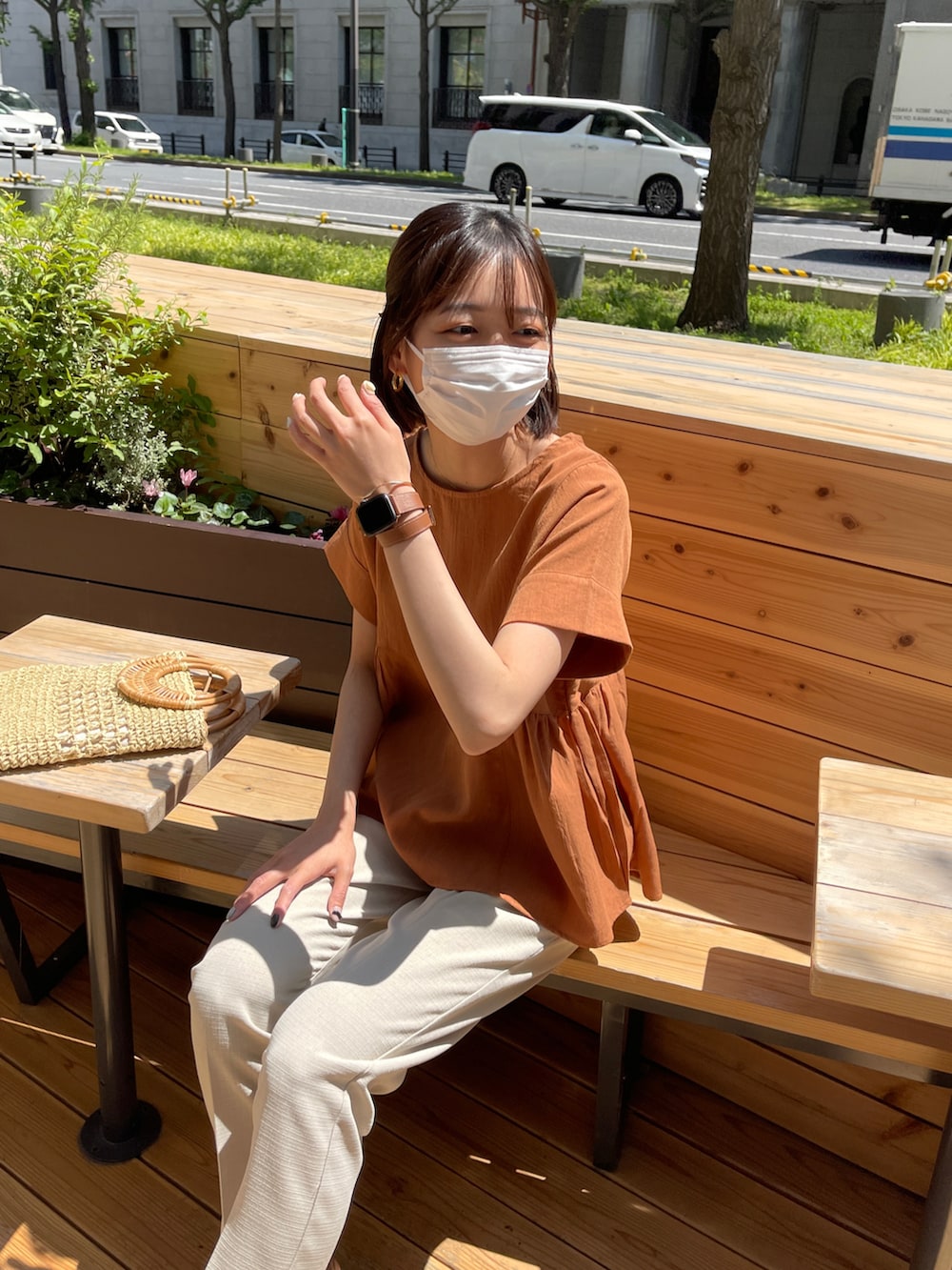 「シンプルコーデ、ブラウスコーデ、フレアブラウス、テーパードパンツ、シャーリングブラウス、パンツコーデ、サンダルコーデ、ヒール、オレンジトップス、オトナ女子、高身長女子、高身長コーデ、骨格ナチュラル、168cm」｜「Chez toiのハトメリボンブッチャーテーパードパンツ（その他パンツ、ベージュ系）」を使った、karinさん（レディース・168cm）の夏コーディネートの2枚目の写真