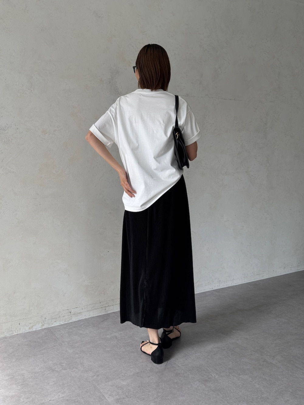 「白Tシャツ、夏コーデ、サンダル、お出かけコーデ、休日スタイル、オトナ女子、きれいめコーデ、フォトT、Tシャツコーデ、ナロースカート、モノトーンコーデ、メガネ女子、高身長女子、高身長コーデ」｜「Chez toiのフォト×ロゴT（Tシャツ/カットソー、ホワイト系）」を使った、karinさん（レディース・168cm）の夏コーディネートの2枚目の写真