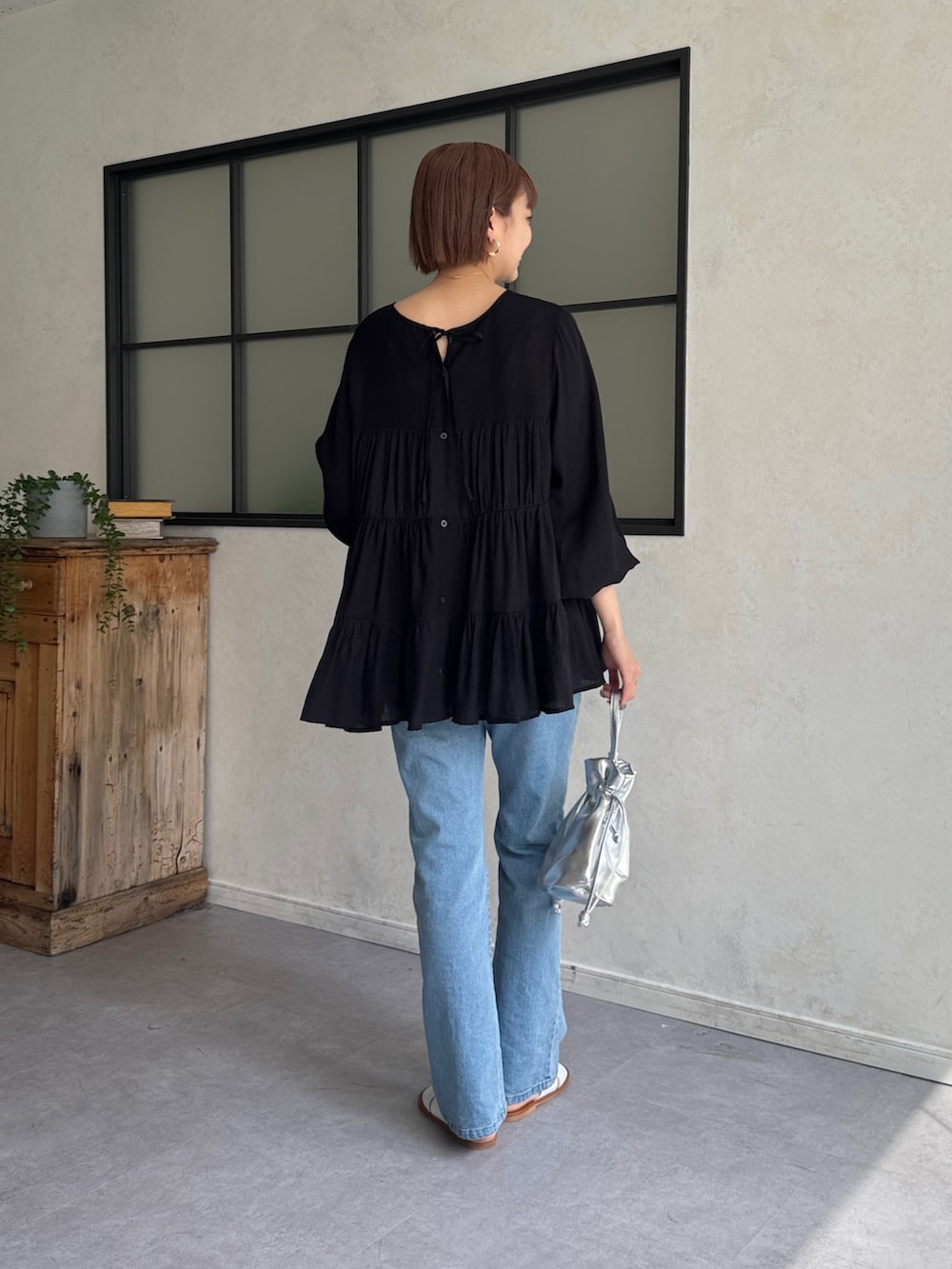 「休日スタイル、お出かけコーデ、大人カジュアル、春服コーデ、大人コーデ、シンプルコーデ、大人女子、キレイめカジュアル、デニムコーデ、シャツ/ブラウス、ブラウス、ブラウス×デニム、サンダル、高身長女子、高身長コーデ」｜「Chez toiの【ITAMI企画】3WAYティアードチュニックブラウス（シャツ/ブラウス、ブラック系）」を使った、karinさん（レディース・168cm）の春コーディネートの2枚目の写真