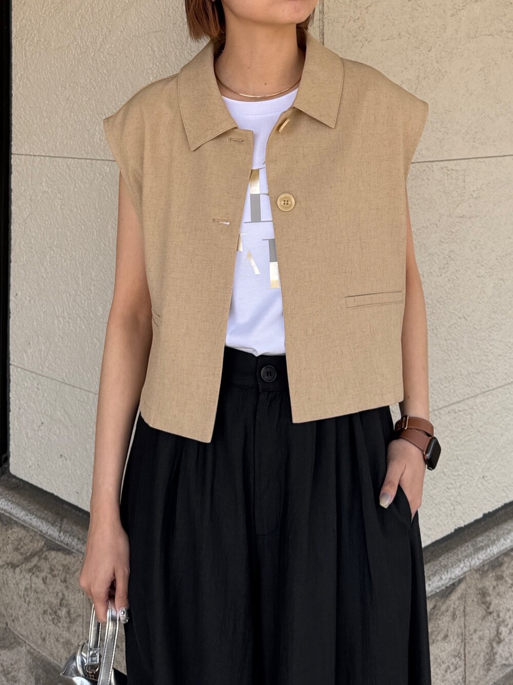 「休日スタイル、スニーカー、お出かけコーデ、春服コーデ、大人コーデ、シンプルコーデ、大人女子、キレイめカジュアル、高身長女子、高身長コーデ、ワイドパンツ、ジレ、ロゴT」｜「Chez toiのメタリック巾着ショルダー（トートバッグ、シルバー系）」を使った、karinさん（レディース・168cm）の春コーディネートの4枚目の写真