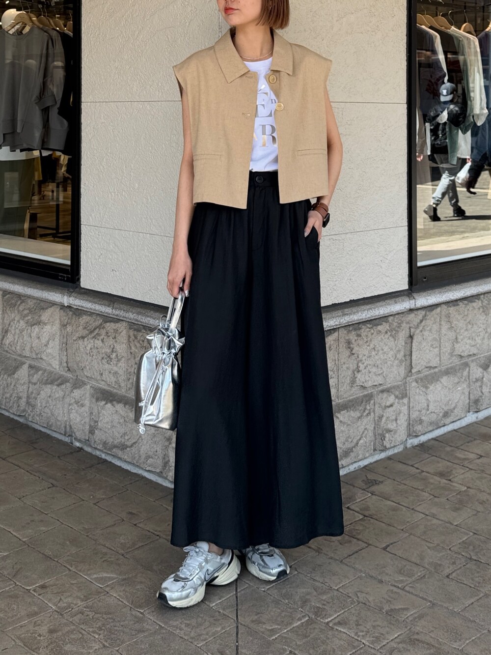 「休日スタイル、スニーカー、お出かけコーデ、春服コーデ、大人コーデ、シンプルコーデ、大人女子、キレイめカジュアル、高身長女子、高身長コーデ、ワイドパンツ、ジレ、ロゴT」｜「Chez toiのメタリック巾着ショルダー（トートバッグ、シルバー系）」を使った、karinさん（レディース・168cm）の春コーディネートの3枚目の写真