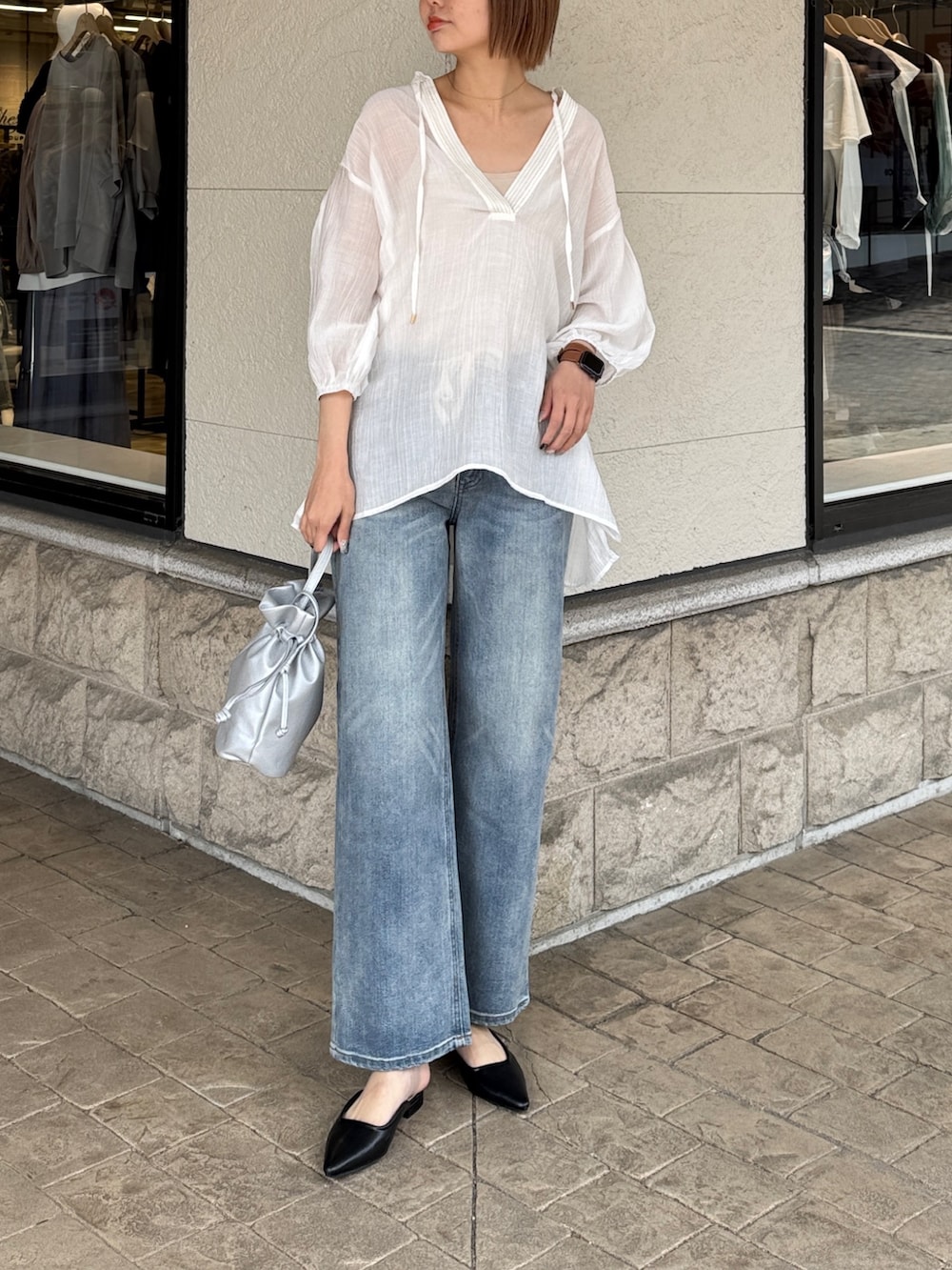 「大人カジュアル、休日スタイル、お出かけコーデ、シアートップス、春服、オトナカジュアル、ラクチンコーデ、ブラウス、デニム、デニムパンツ、巾着バッグ」｜「Chez toiの袖ボリュームシアースキッパーブラウス（シャツ/ブラウス、ホワイト系）」を使った、karinさん（レディース・168cm）の春コーディネートの4枚目の写真
