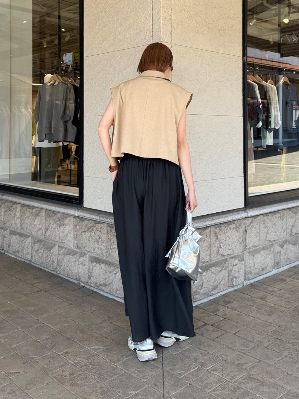 「休日スタイル、スニーカー、お出かけコーデ、春服コーデ、大人コーデ、シンプルコーデ、大人女子、キレイめカジュアル、高身長女子、高身長コーデ、ワイドパンツ、ジレ、ロゴT」｜「Chez toiのメタリック巾着ショルダー（トートバッグ、シルバー系）」を使った、karinさん（レディース・168cm）の春コーディネートの2枚目の写真