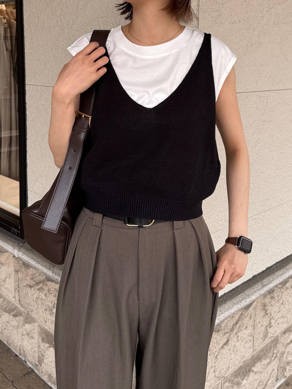 「レイヤードスタイル、モノトーン、キャップ、きれいめカジュアル、夏コーデ、夏服コーデ、シンプルカジュアル、モノトーンコーデ、ビスチェ、スラックス、ローファー、高身長女子、高身長コーデ」｜「Chez toiのカット×ニットビスチェ（Tシャツ/カットソー、ブラック系）」を使った、karinさん（レディース・168cm）の夏コーディネートの3枚目の写真