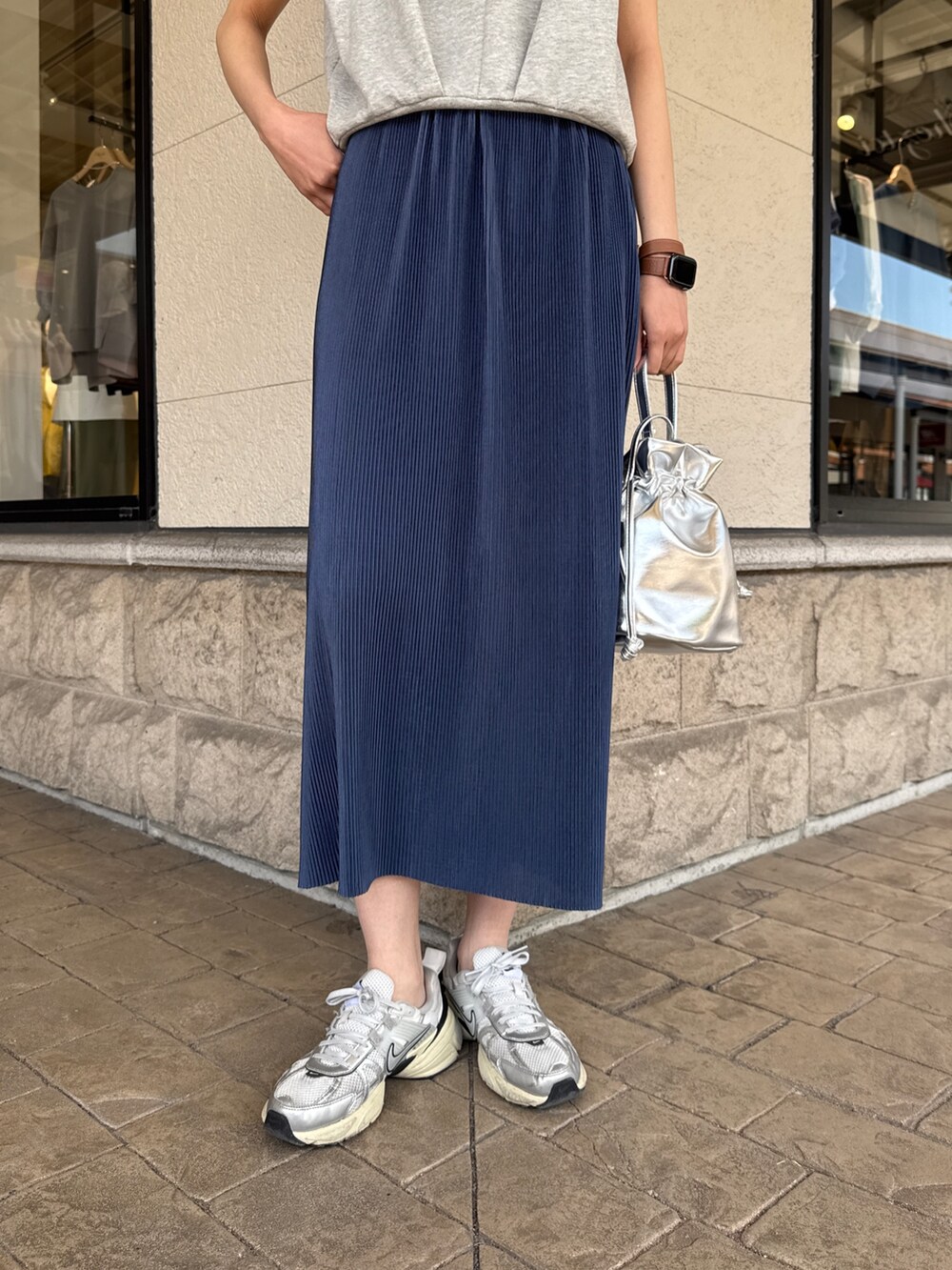 「休日スタイル、お出かけコーデ、大人カジュアル、春服コーデ、シンプルコーデ、大人コーデ、ゆるコーデ、大人女子、ナロースカート、スカートスタイル、スニーカー、スニーカーコーデ、高身長女子、高身長コーデ、骨格ナチュラル」｜「Chez toiのスキッパーカットソー（Tシャツ/カットソー、グレー系）」を使った、karinさん（レディース・168cm）の春コーディネートの5枚目の写真