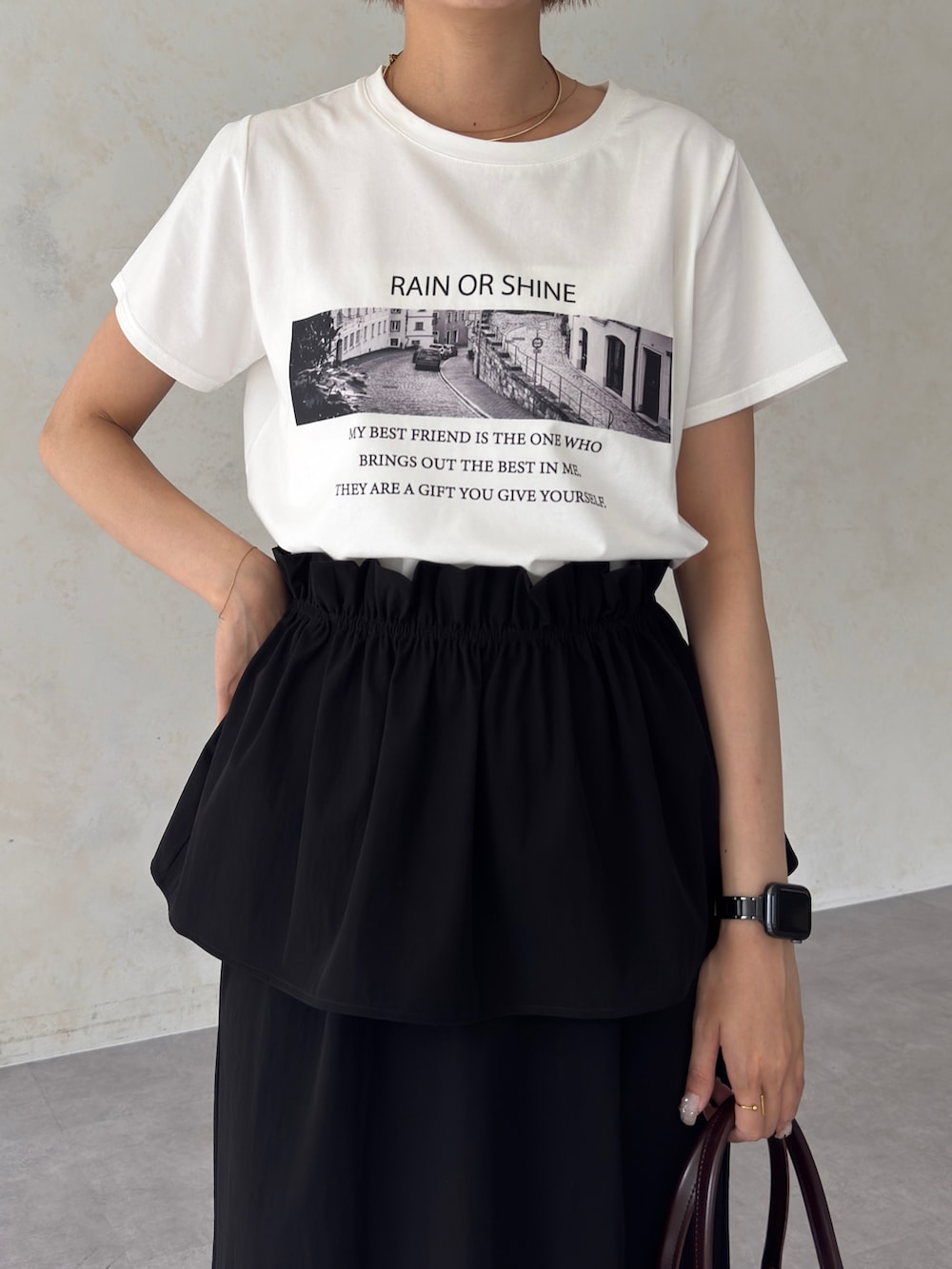 「白Tシャツ、ロゴT、きれいめカジュアル、夏コーデ、サンダル、モノトーン、レイヤードスタイル、ナロースカート、高身長女子、高身長コーデ」｜「Chez toiの3WAYナロースカート（スカート、ブラック系）」を使った、karinさん（レディース・168cm）の夏コーディネートの4枚目の写真