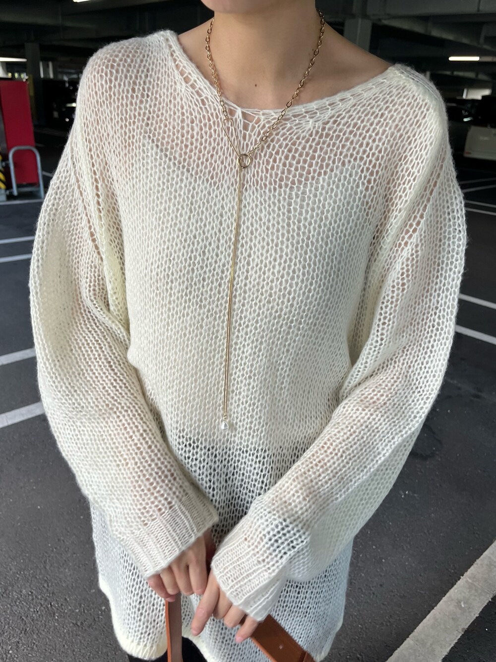 「休日スタイル、きれいめカジュアル、モノトーン、ニット、シアーニット、モヘアニット、スリットパンツ、パンプス」｜「Chez toiのモヘアライクシアーVネックプルオーバー（ニット/セーター、ホワイト系）」を使った、karinさん（レディース・168cm）の秋コーディネートの3枚目の写真