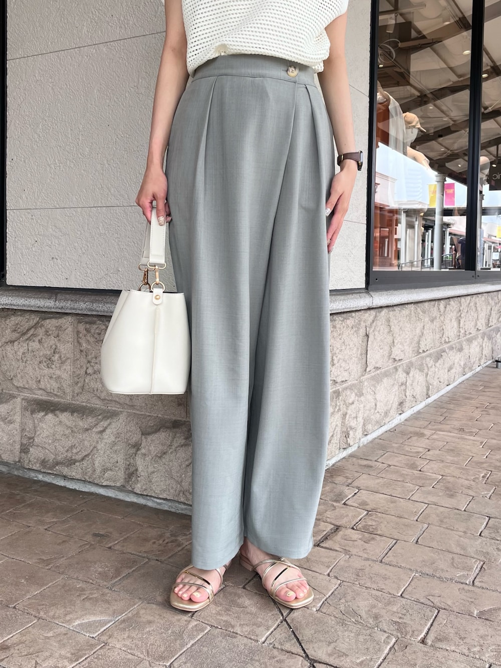 「休日スタイル、きれいめカジュアル、夏コーデ、ノースリーブ、サンダル、スラックス、おでかけコーデ、パンツコーデ、大人コーデ、パンツスタイル、ワイドパンツ、高身長女子、高身長コーデ、骨格ナチュラル」｜「Chez toiのコットンメッシュニットフレンチスリーブプルオーバー（ニット/セーター、ホワイト系）」を使った、karinさん（レディース・168cm）の夏コーディネートの4枚目の写真