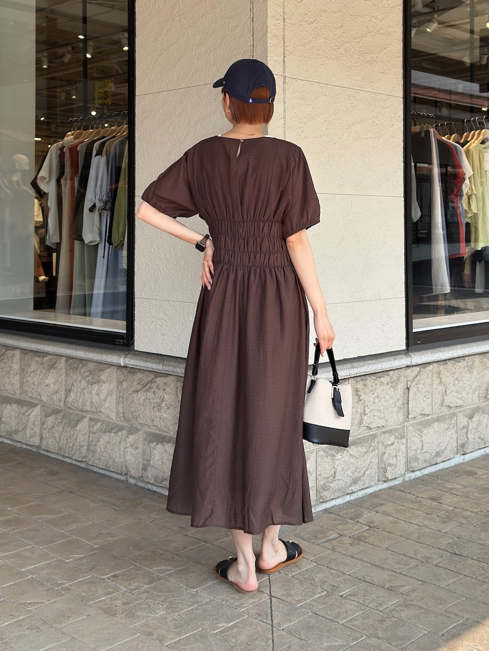 「キャップ、シンプルコーデ、きれいめカジュアル、夏コーデ、サンダル、お出かけコーデ、夏、夏ファッション、オトナカジュアル、ワンピース、高身長女子、高身長コーデ」｜「Chez toiのウエストシャーリングワンピース（ワンピース、ブラウン系）」を使った、karinさん（レディース・168cm）の夏コーディネートの2枚目の写真