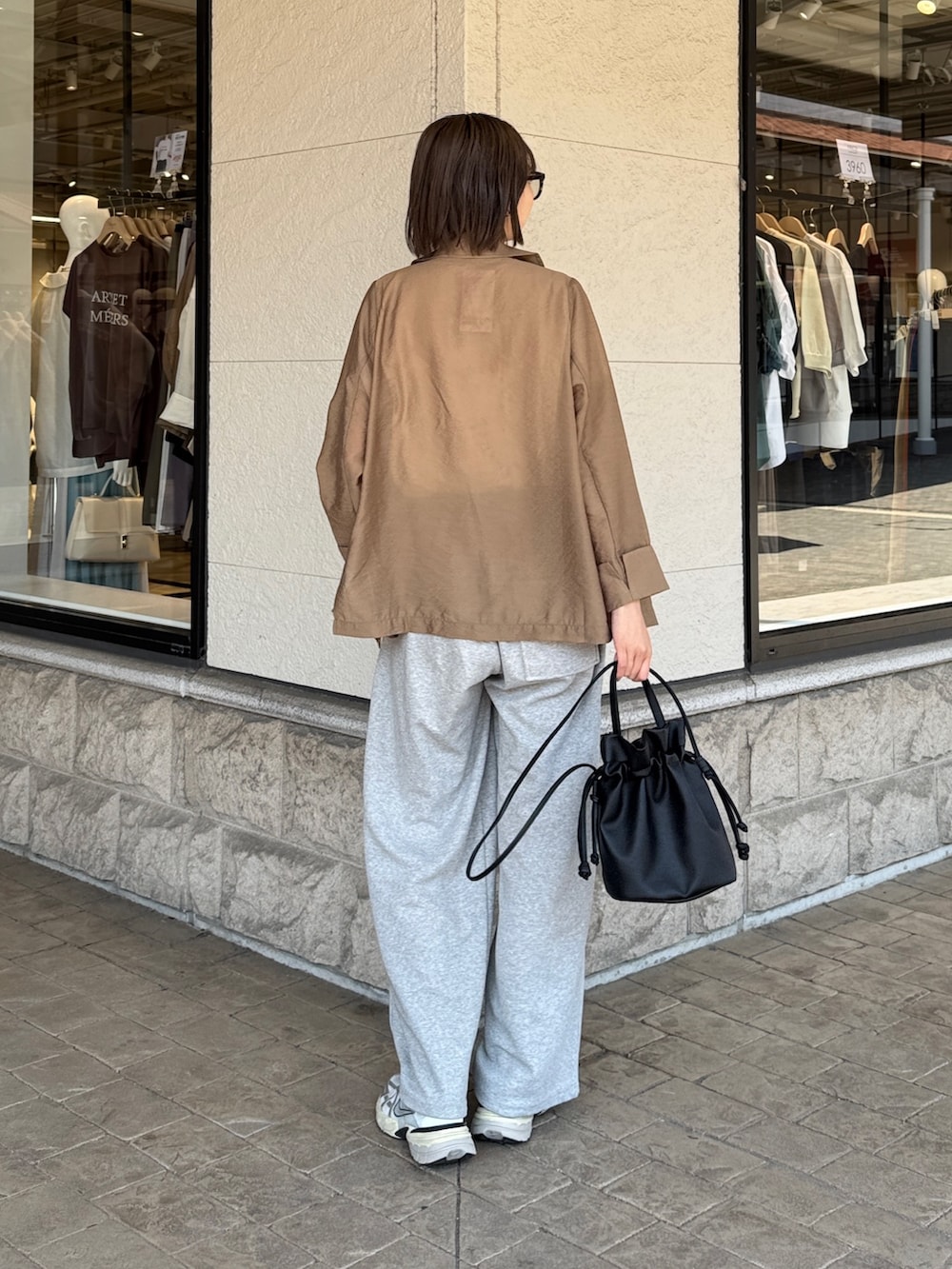 「Chez toiの【ON/OFFつかえる】シアーテーラードジャケット（テーラードジャケット、ベージュ系）」を使った、karinさん（レディース・168cm）の春コーディネートの2枚目の写真