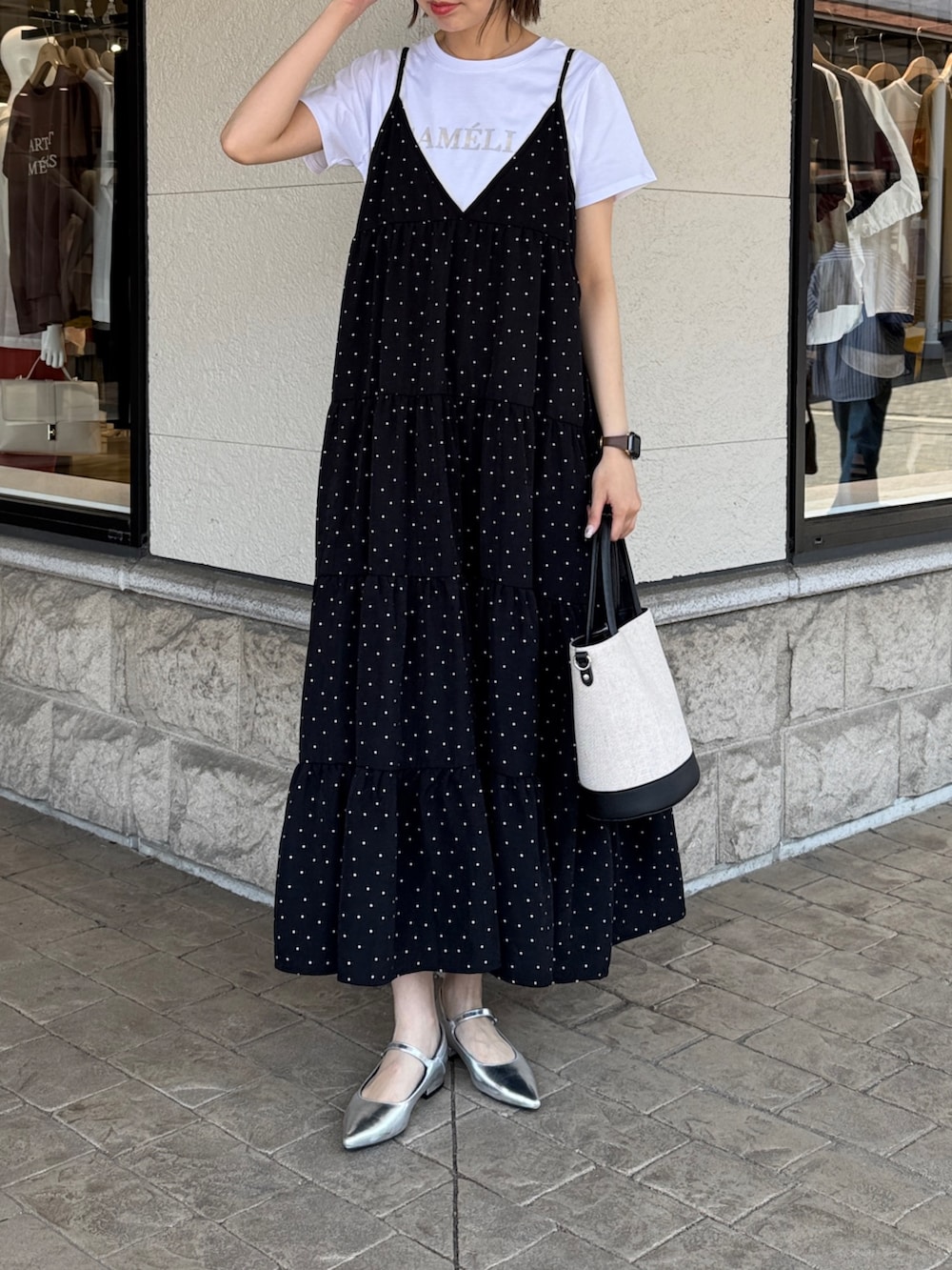「モノトーン、白Tシャツ、お出かけコーデ、おでかけコーデ、シンプルスタイル、大人かわいい、大人女子、シンプルカジュアル、ロゴT、キャミワンピ、キャミワンピース、ワンピース」｜「Chez toiのドットキャミワンピース（ワンピース、ブラック系）」を使った、karinさん（レディース・168cm）の春コーディネートの3枚目の写真