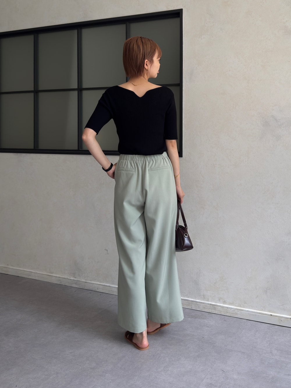 「カラーコーデ、シンプルコーデ、きれいめカジュアル、サンダル、夏ファッション、キーネック、タックパンツ、高身長女子、高身長コーデ」｜「Chez toiの【マイナス3キロ見え】【オン/オフ使える】タック麻ライクパンツ（その他パンツ、グリーン系）」を使った、karinさん（レディース・168cm）の夏コーディネートの5枚目の写真