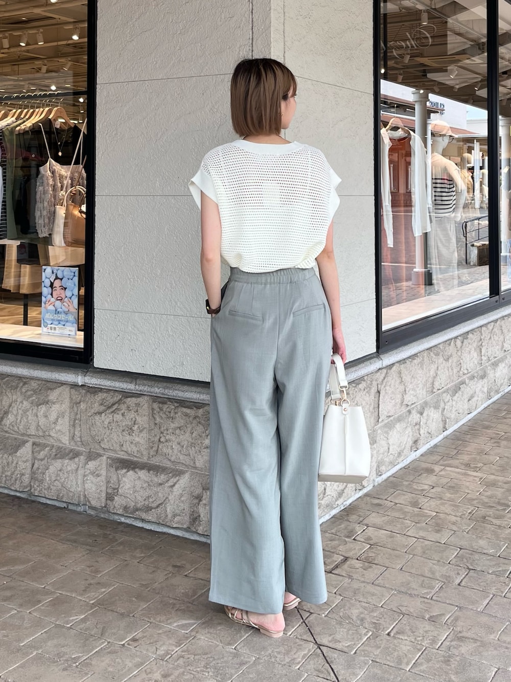 「休日スタイル、きれいめカジュアル、夏コーデ、ノースリーブ、サンダル、スラックス、おでかけコーデ、パンツコーデ、大人コーデ、パンツスタイル、ワイドパンツ、高身長女子、高身長コーデ、骨格ナチュラル」｜「Chez toiのコットンメッシュニットフレンチスリーブプルオーバー（ニット/セーター、ホワイト系）」を使った、karinさん（レディース・168cm）の夏コーディネートの2枚目の写真