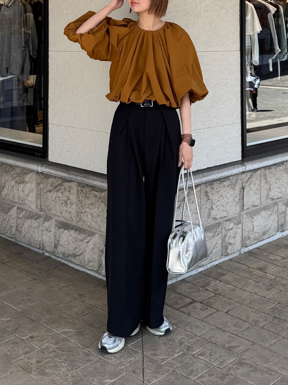 「大人カジュアル、休日スタイル、スニーカー、お出かけコーデ、メガネ女子、春夏コーデ、春服、オトナカジュアル、ブラウス、スラックス」｜「Chez toiのショートギャザーバルーンブラウス（シャツ/ブラウス、イエロー系）」を使った、karinさん（レディース・168cm）の春コーディネートの4枚目の写真