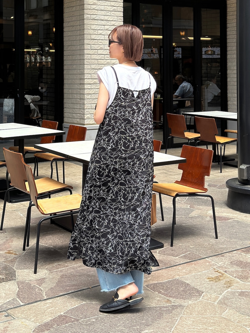 「ワンピース、休日スタイル、シンプルコーデ、メガネ女子、モノトーン、デニム、レイヤードスタイル、キャミワンピ、高身長女子、高身長コーデ」｜「Chez toiの接触冷感フレンチスリーブプルオーバー（Tシャツ/カットソー、ホワイト系）」を使った、karinさん（レディース・168cm）の春コーディネートの2枚目の写真