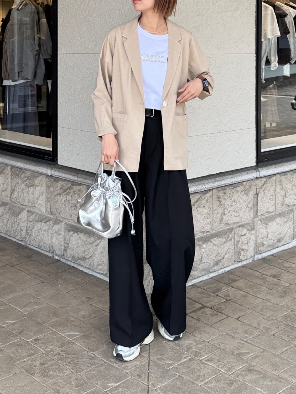 「モノトーン、白Tシャツ、休日スタイル、スニーカー、お出かけコーデ、メガネ女子、きれいめカジュアル、オトナカジュアル、パンツスタイル、今日のコーデ、ジャケット、ジャケットスタイル、ロゴT、スラックス、巾着バッグ」｜「Chez toiのリネンテーラードジャケット（テーラードジャケット、ベージュ系）」を使った、karinさん（レディース・168cm）の春コーディネートの4枚目の写真