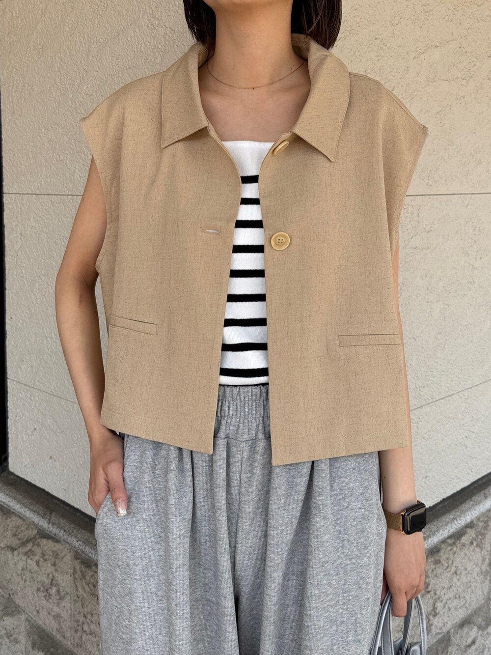 「Chez toiのノースリベスト（テーラードジャケット、ベージュ系）」を使った、karinさん（レディース・168cm）の春コーディネートの3枚目の写真