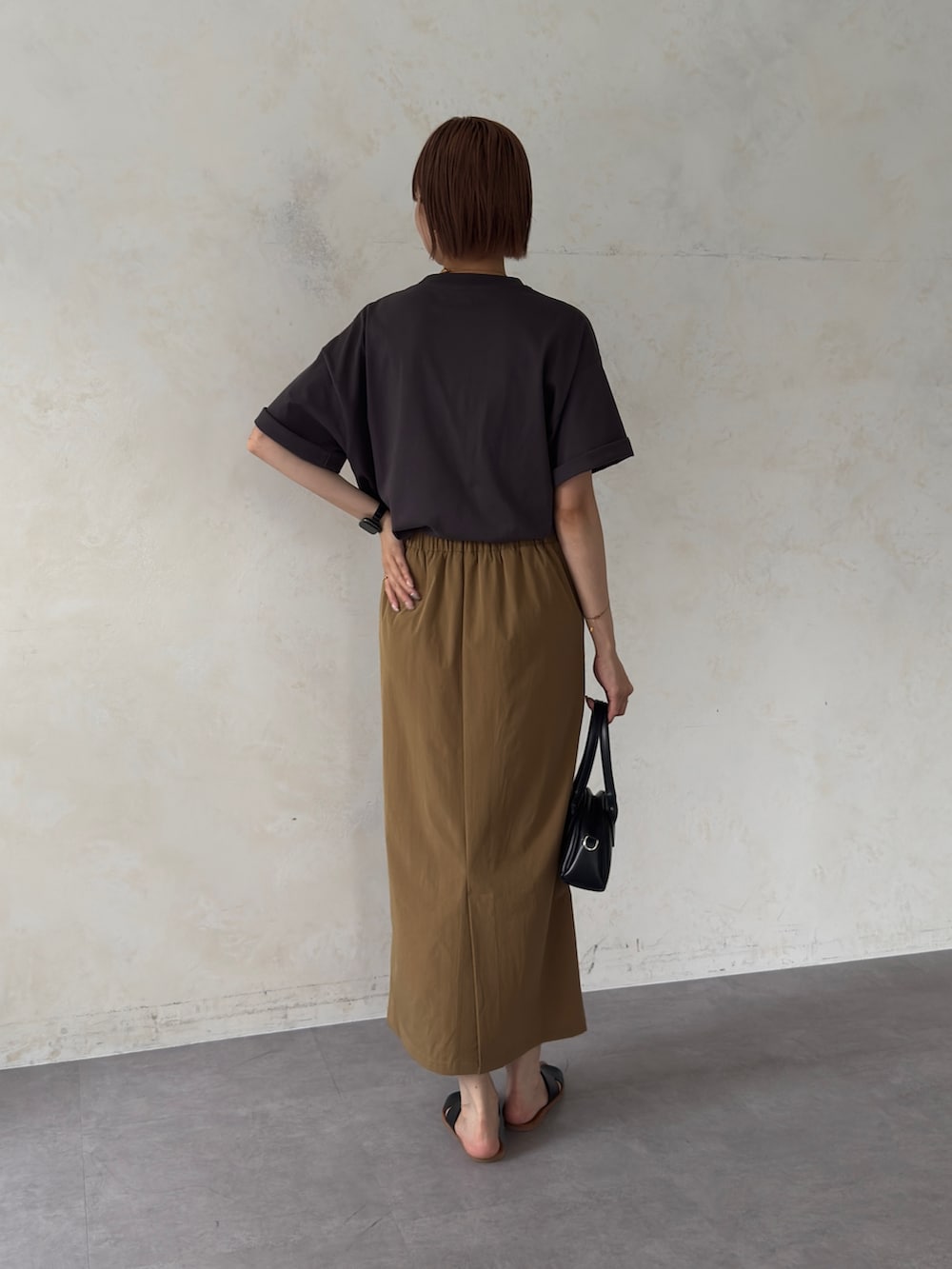 「シンプルコーデ、きれいめカジュアル、夏コーデ、サンダル、お出かけコーデ、シンプルスタイル、ナロースカート、フォトT、高身長女子、高身長コーデ」｜「Chez toiの3WAYナロースカート（スカート、イエロー系）」を使った、karinさん（レディース・168cm）の夏コーディネートの2枚目の写真