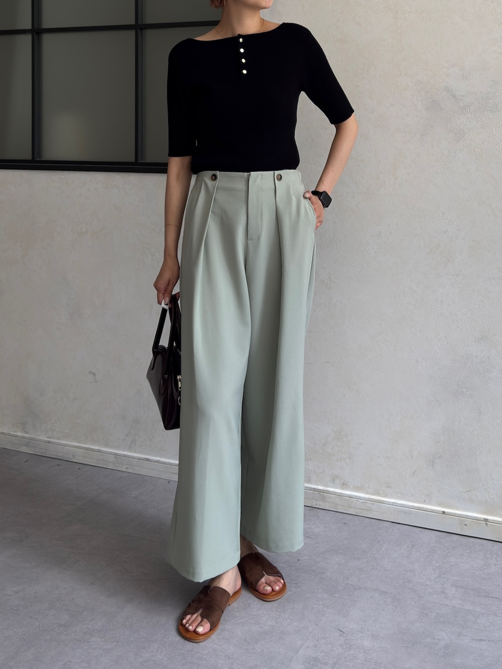 「カラーコーデ、シンプルコーデ、きれいめカジュアル、サンダル、夏ファッション、キーネック、タックパンツ、高身長女子、高身長コーデ」｜「Chez toiの【マイナス3キロ見え】【オン/オフ使える】タック麻ライクパンツ（その他パンツ、グリーン系）」を使った、karinさん（レディース・168cm）の夏コーディネートの4枚目の写真