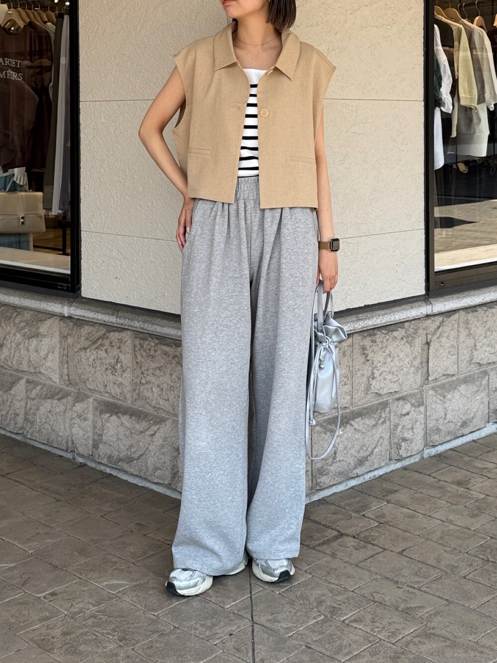 「Chez toiのノースリベスト（テーラードジャケット、ベージュ系）」を使った、karinさん（レディース・168cm）の春コーディネートの4枚目の写真