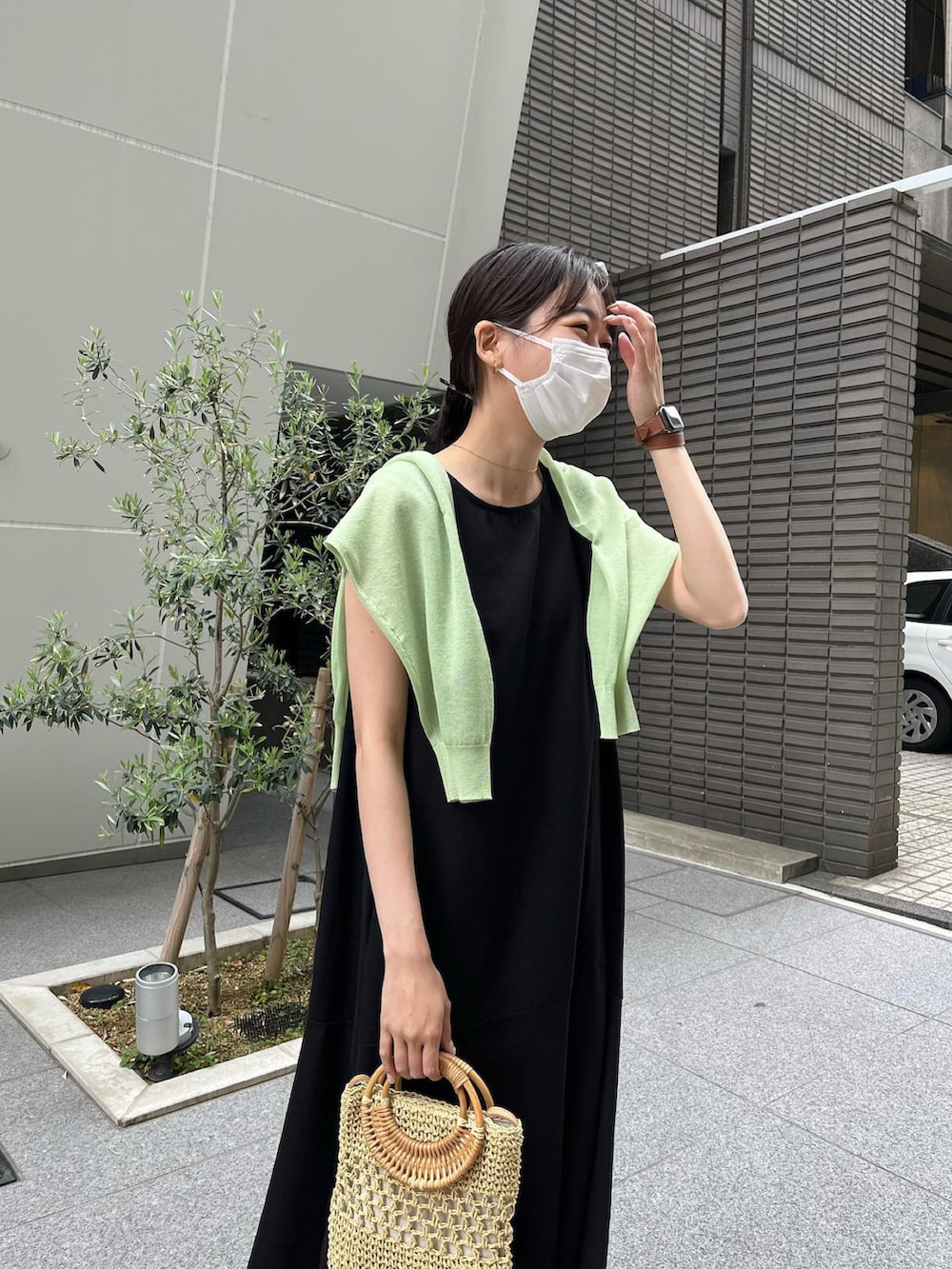 「オトナ女子、高身長女子、168cm、ワンピースコーデ、ノースリーブワンピース、カーディガン、カーディガン肩かけ、ラインヒールサンダル」｜「Chez toiのシアーラグラン短丈カーディガン（カーディガン/ボレロ、グリーン系）」を使った、karinさん（レディース・168cm）の夏コーディネートの2枚目の写真