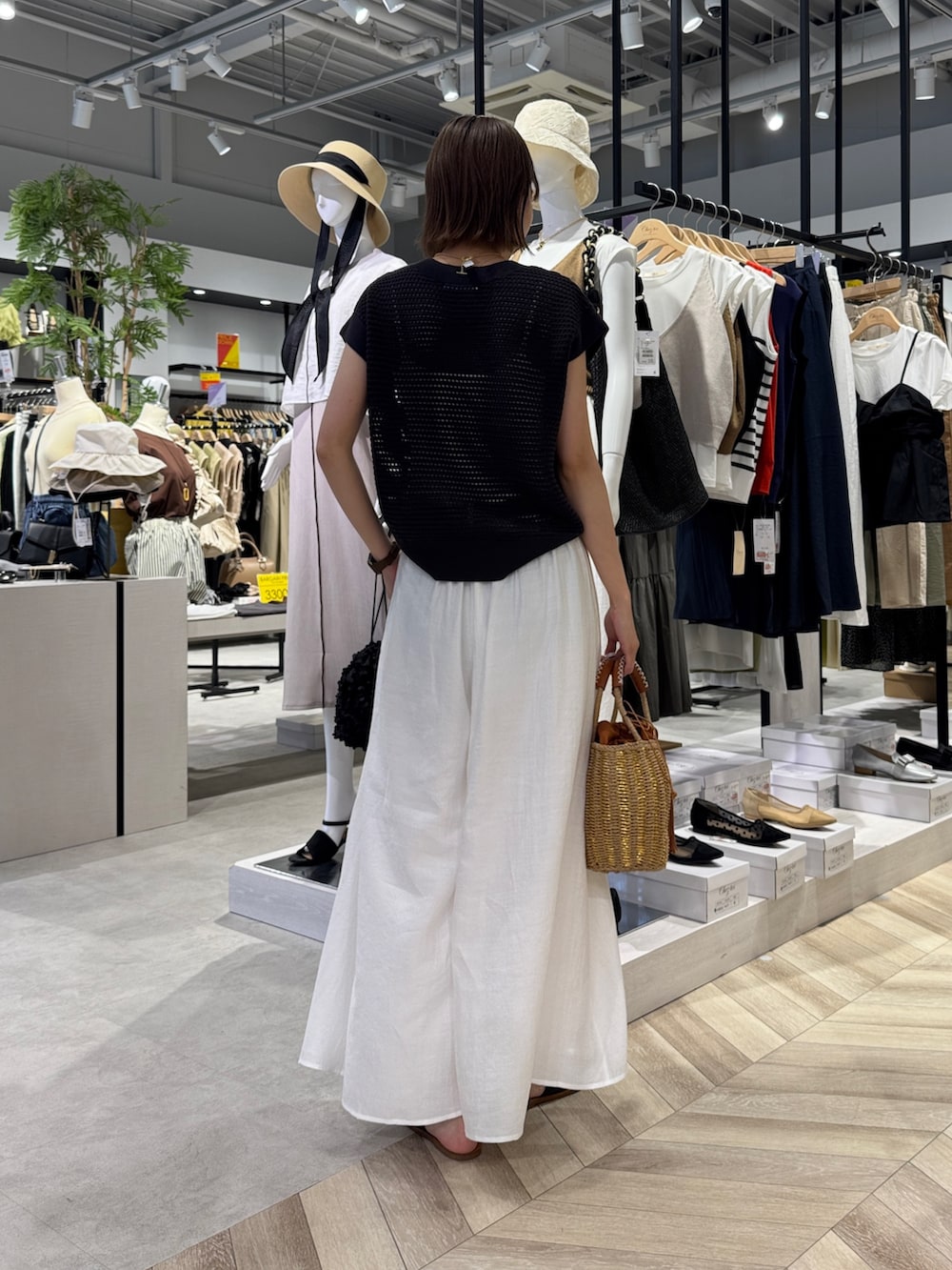 「モノトーン、サンダル、きれいめカジュアル、夏コーデ、パンツコーデ、着回しコーデ、春夏コーデ、大人コーデ、フレアパンツ、メッシュニット、かごバッグ、高身長女子、高身長コーデ」｜「Chez toiのコットンメッシュニットフレンチプルオーバー（ニット/セーター、グレー系）」を使った、karinさん（レディース・168cm）の夏コーディネートの2枚目の写真