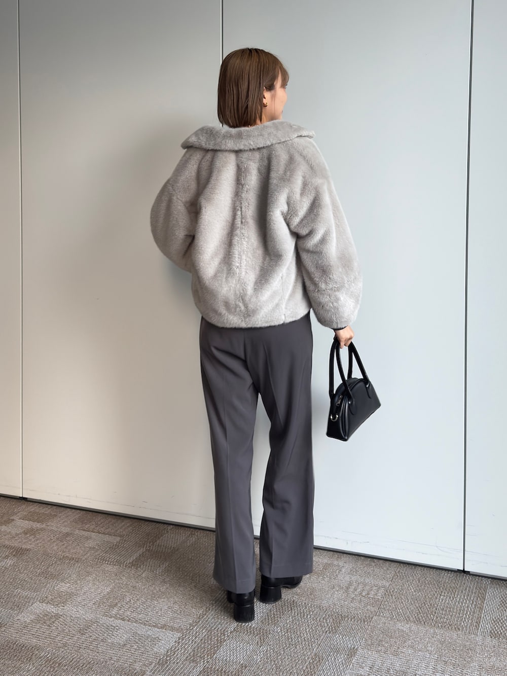 「真冬のあったかスタイル、スラックス、大人ファッション、秋冬コーデ、冬アウター、グレーコーデ、アウターコーデ、ブーツスタイル、ファー、レイヤードスタイル、スウェット、高身長女子、高身長コーデ」｜「Chez toiの2タックスラックスパンツ（その他パンツ、グレー系）」を使った、karinさん（レディース・168cm）の冬コーディネートの2枚目の写真