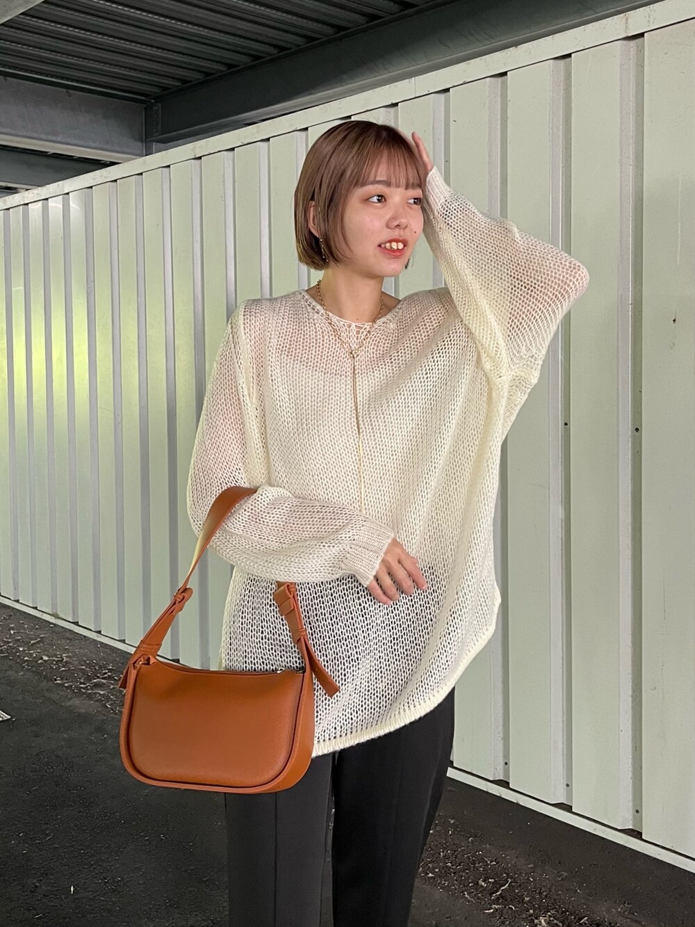 「休日スタイル、きれいめカジュアル、モノトーン、ニット、シアーニット、モヘアニット、スリットパンツ、パンプス」｜「Chez toiのモヘアライクシアーVネックプルオーバー（ニット/セーター、ホワイト系）」を使った、karinさん（レディース・168cm）の秋コーディネートの2枚目の写真