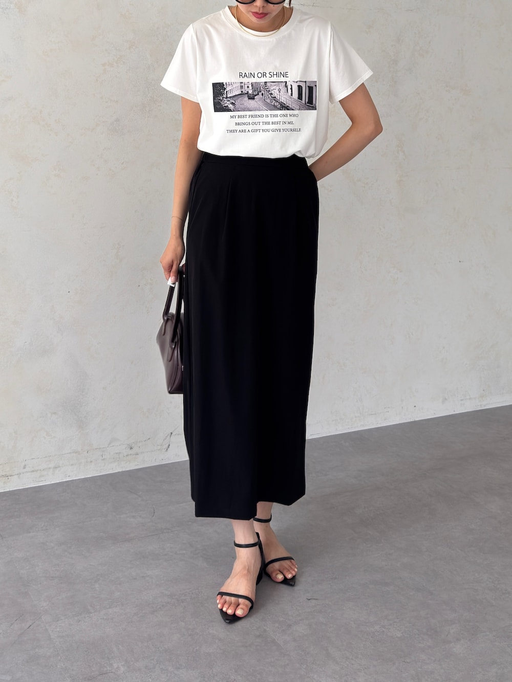 「ロゴT、白Tシャツ、シンプルコーデ、きれいめカジュアル、サンダル、モノトーン、ナロースカート、メガネ女子、高身長女子、高身長コーデ」｜「Chez toiのプリントロゴTシャツ（Tシャツ/カットソー、ホワイト系）」を使った、karinさん（レディース・168cm）の夏コーディネートの3枚目の写真