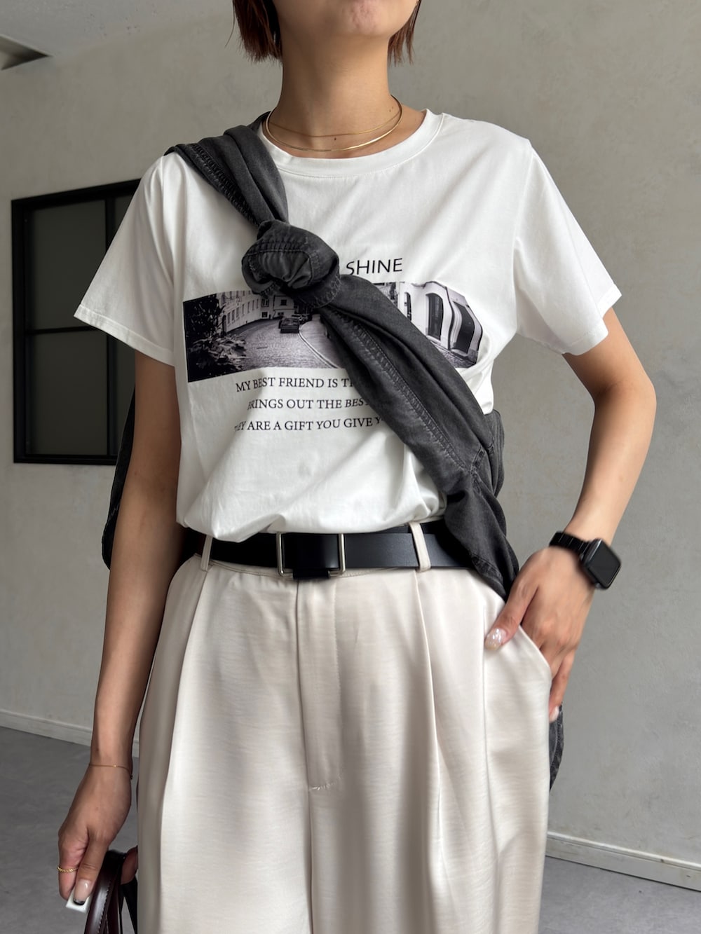 「デニム、ロゴT、白Tシャツ、シンプルコーデ、きれいめカジュアル、夏コーデ、サンダル、お出かけコーデ、モノトーン、夏ファッション、デニムシャツ、サテンパンツ、たすき掛け、高身長女子、高身長コーデ」｜「Chez toiのサテンパンツ（その他パンツ、ホワイト系）」を使った、karinさん（レディース・168cm）の夏コーディネートの4枚目の写真