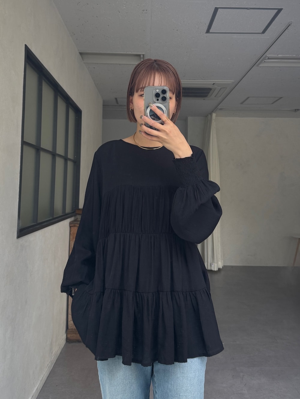 「休日スタイル、お出かけコーデ、大人カジュアル、春服コーデ、大人コーデ、シンプルコーデ、大人女子、キレイめカジュアル、デニムコーデ、シャツ/ブラウス、ブラウス、ブラウス×デニム、サンダル、高身長女子、高身長コーデ」｜「Chez toiの【ITAMI企画】3WAYティアードチュニックブラウス（シャツ/ブラウス、ブラック系）」を使った、karinさん（レディース・168cm）の春コーディネートの4枚目の写真