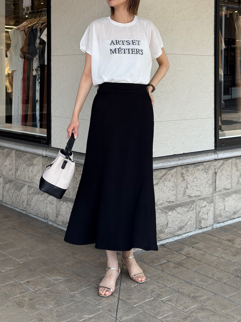 「ロゴT、お出かけコーデ、シンプルコーデ、夏コーデ、夏ファッション、カジュアルスタイル、きれいめカジュアル、スカート、休日スタイル、シアートップス、マーメイドスカート」｜「Chez toiのロゴシアーニットプルオーバー（ニット/セーター、ホワイト系）」を使った、karinさん（レディース・168cm）の夏コーディネートの3枚目の写真