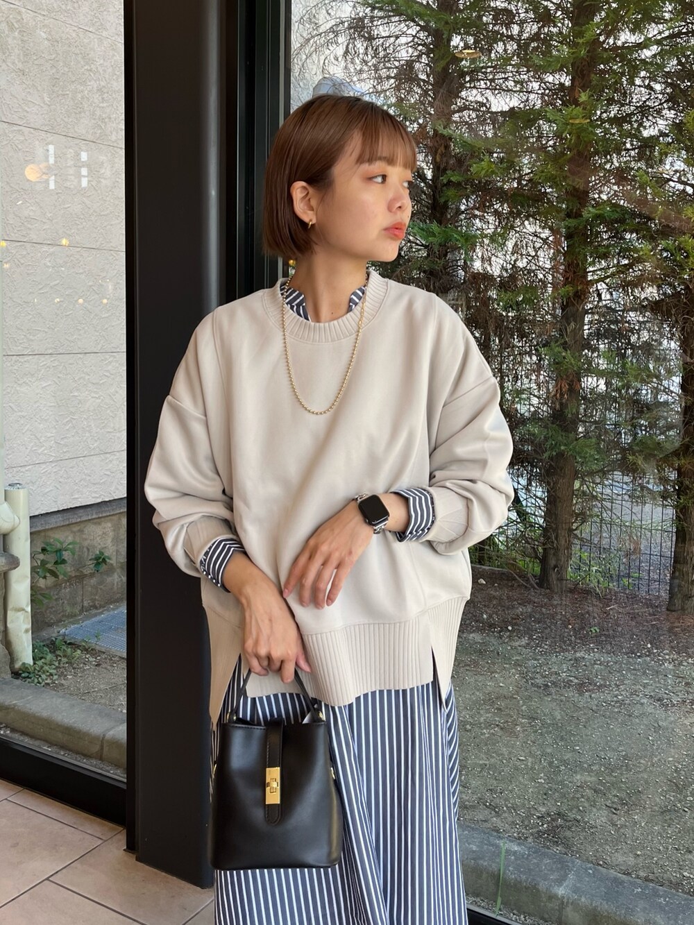 「重ね着ベストシーズン、レイヤードスタイル、休日スタイル、きれいめカジュアル、ワンピース、ワンピーススタイル、シャツワンピース、ボンディングトップス、プルオーバー、ショートブーツ、ブーツスタイル、ハンドバッグ」｜「Chez toiの軽量ボンディング×リブ切替プルオーバー（Tシャツ/カットソー、ホワイト系）」を使った、karinさん（レディース・168cm）の秋コーディネートの3枚目の写真