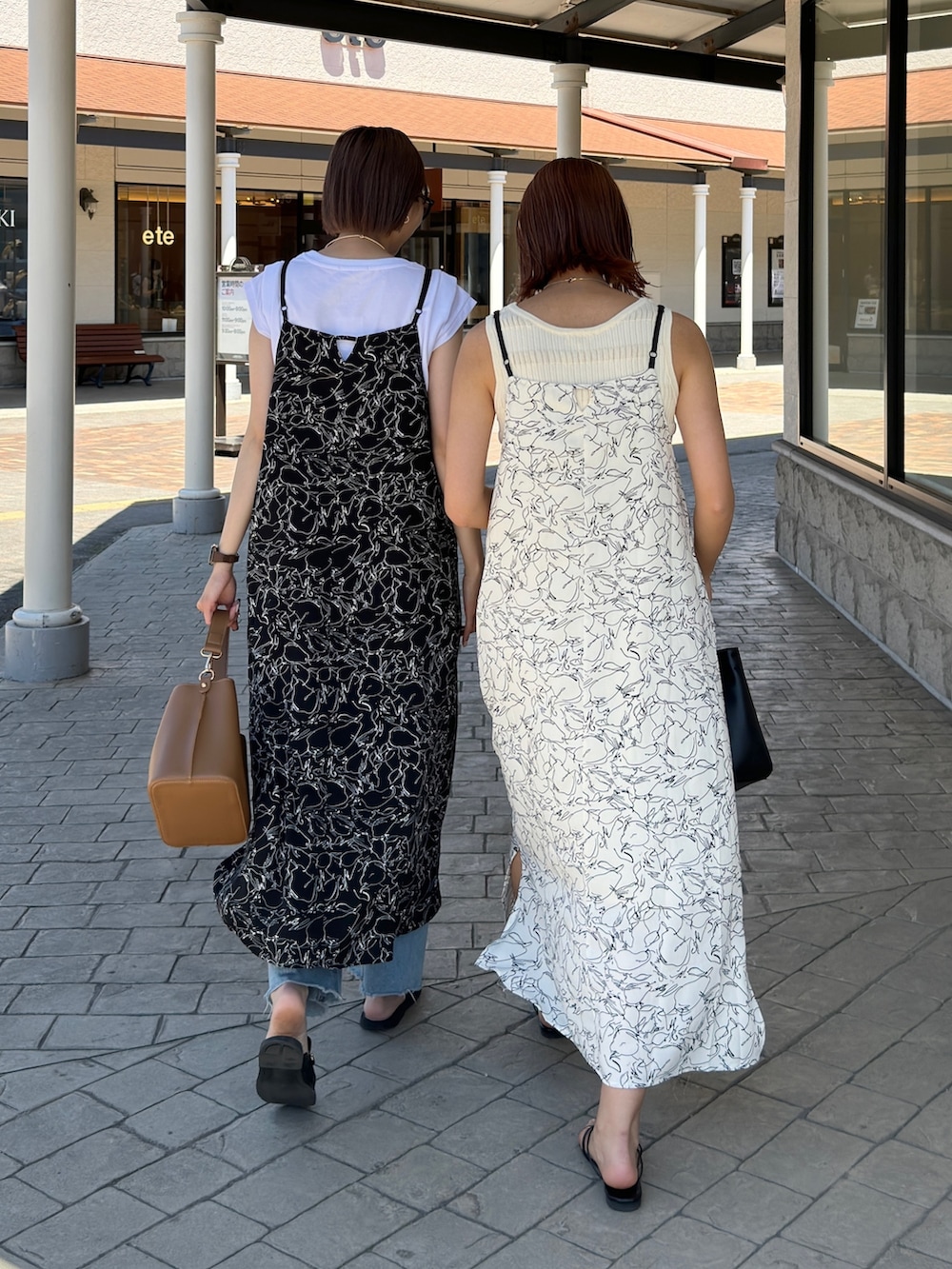 「ワンピース、休日スタイル、シンプルコーデ、メガネ女子、モノトーン、デニム、レイヤードスタイル、キャミワンピ、高身長女子、高身長コーデ」｜「Chez toiの接触冷感フレンチスリーブプルオーバー（Tシャツ/カットソー、ホワイト系）」を使った、karinさん（レディース・168cm）の春コーディネートの4枚目の写真