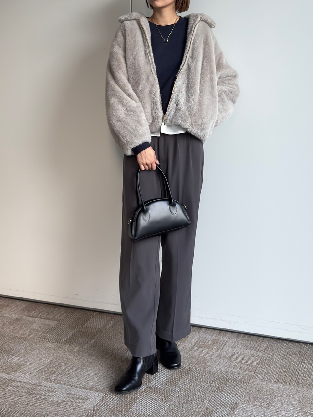 「真冬のあったかスタイル、スラックス、大人ファッション、秋冬コーデ、冬アウター、グレーコーデ、アウターコーデ、ブーツスタイル、ファー、レイヤードスタイル、スウェット、高身長女子、高身長コーデ」｜「Chez toiの2タックスラックスパンツ（その他パンツ、グレー系）」を使った、karinさん（レディース・168cm）の冬コーディネートの3枚目の写真