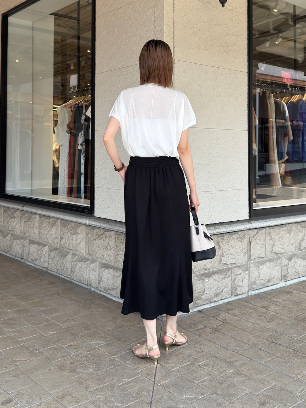 「ロゴT、お出かけコーデ、シンプルコーデ、夏コーデ、夏ファッション、カジュアルスタイル、きれいめカジュアル、スカート、休日スタイル、シアートップス、マーメイドスカート」｜「Chez toiのロゴシアーニットプルオーバー（ニット/セーター、ホワイト系）」を使った、karinさん（レディース・168cm）の夏コーディネートの2枚目の写真