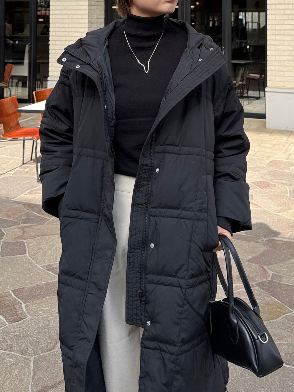 「真冬のあったかスタイル、スラックス、大人ファッション、秋冬コーデ、冬アウター、ダウンジャケット、アウターコーデ、モノトーン、キャップ女子、キャップ、タートルネック、ムートンブーツ、高身長女子、高身長コーデ」｜「Chez toiのフードロングダウン（その他アウター、ブラック系）」を使った、karinさん（レディース・168cm）の冬コーディネートの5枚目の写真