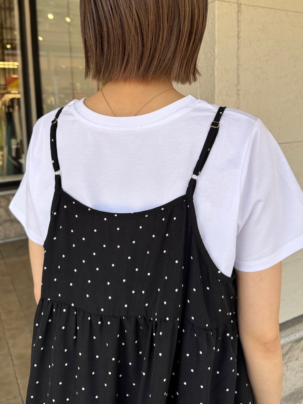 「モノトーン、白Tシャツ、お出かけコーデ、おでかけコーデ、シンプルスタイル、大人かわいい、大人女子、シンプルカジュアル、ロゴT、キャミワンピ、キャミワンピース、ワンピース」｜「Chez toiのドットキャミワンピース（ワンピース、ブラック系）」を使った、karinさん（レディース・168cm）の春コーディネートの4枚目の写真