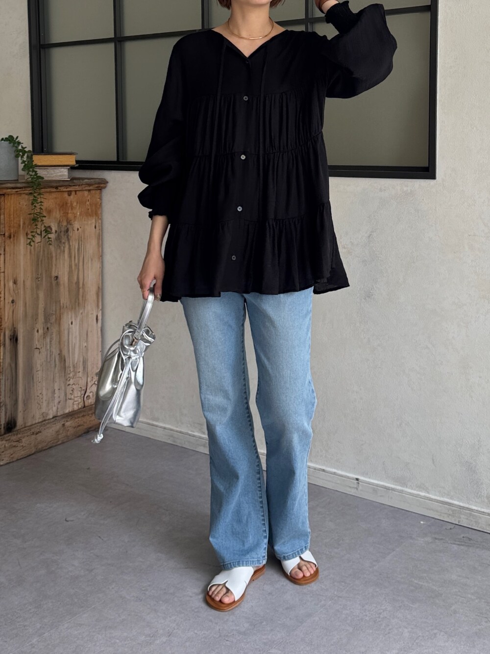「休日スタイル、お出かけコーデ、大人カジュアル、春夏コーデ、春服コーデ、大人コーデ、シンプルコーデ、大人女子、キレイめカジュアル、デニムパンツ、ブラウス、ブラウス×デニム」｜「Chez toiのメタリック巾着ショルダー（トートバッグ、シルバー系）」を使った、karinさん（レディース・168cm）の春コーディネートの3枚目の写真