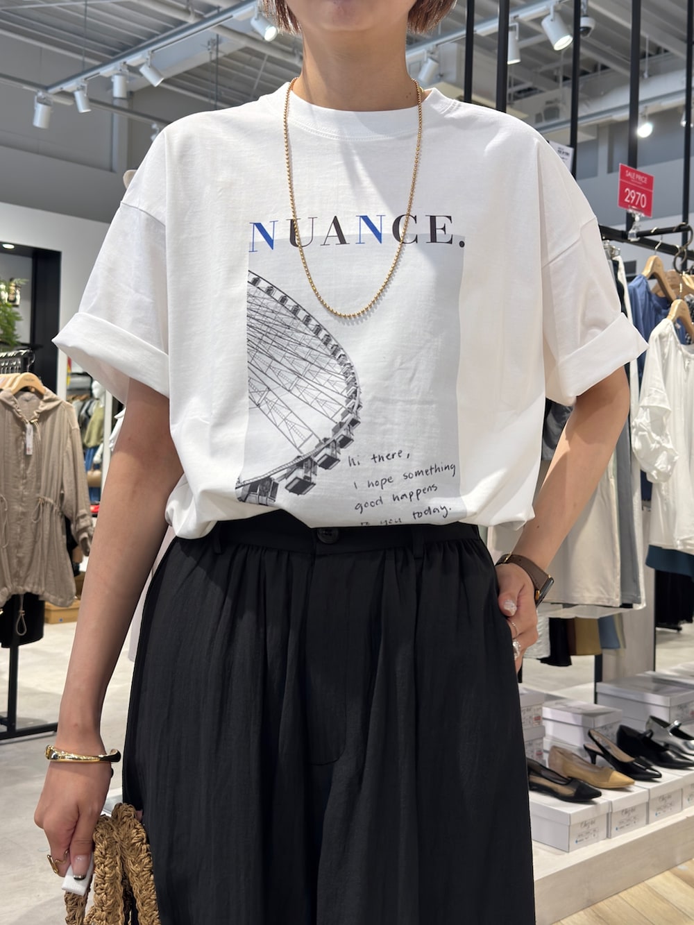 「ロゴT、白Tシャツ、シンプルコーデ、きれいめカジュアル、夏コーデ、お出かけコーデ、モノトーン、パンツスタイル、夏ファッション、フレアパンツ、フォトT、メガネ女子、高身長女子、高身長コーデ」｜「Chez toiのフォト×ロゴT（Tシャツ/カットソー、ホワイト系）」を使った、karinさん（レディース・168cm）の夏コーディネートの4枚目の写真